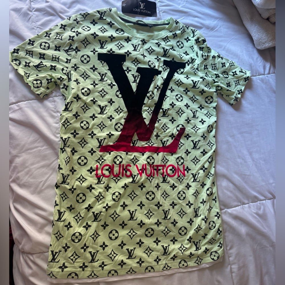 Medium 
Was a gift never worn 
Still has tag